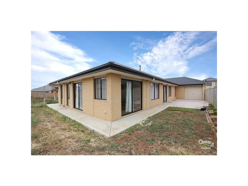 24 BRINDABELLA CHASE, Sanctuary Lakes VIC 3030