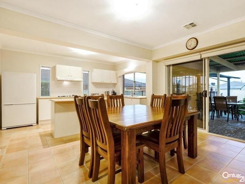 8 ST NICHOLAS COURT, Tarneit VIC 3029