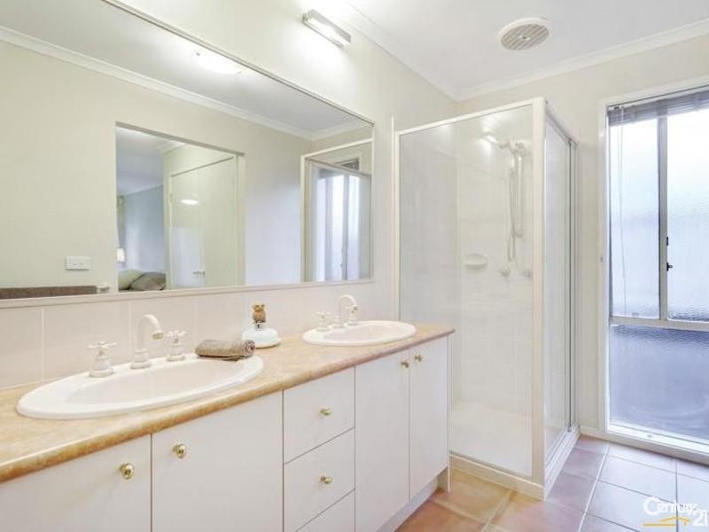 8 ST NICHOLAS COURT, Tarneit VIC 3029