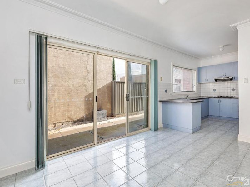 2/70 KOROROIT CREEK ROAD, Williamstown VIC 3016