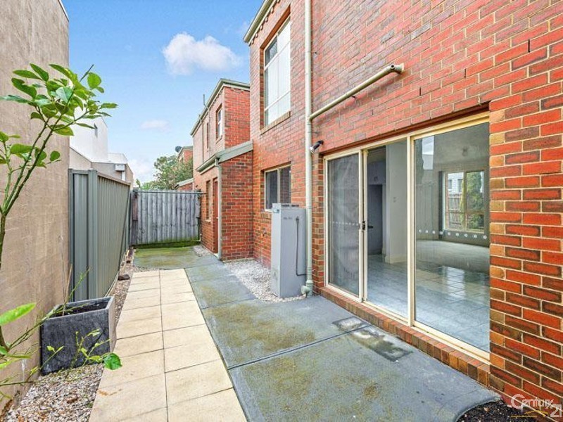 2/70 KOROROIT CREEK ROAD, Williamstown VIC 3016