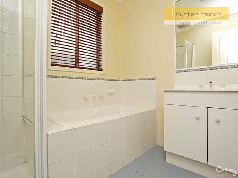 10 CANTAL COURT, Hoppers Crossing VIC 3029