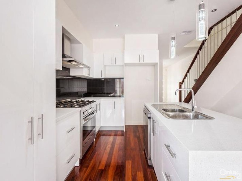 2/24 Laurie Street, Newport VIC 3015