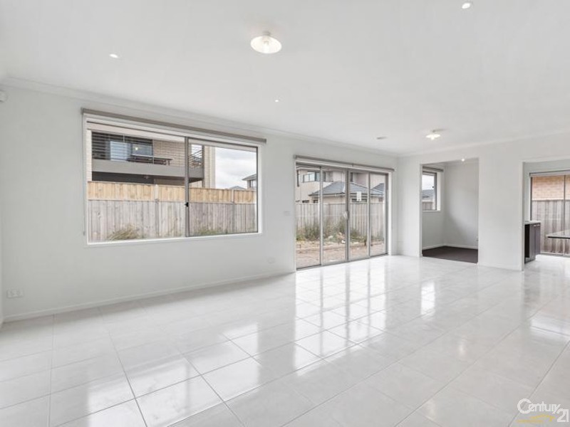 16 OYSTER BAY CHASE, Sanctuary Lakes VIC 3030