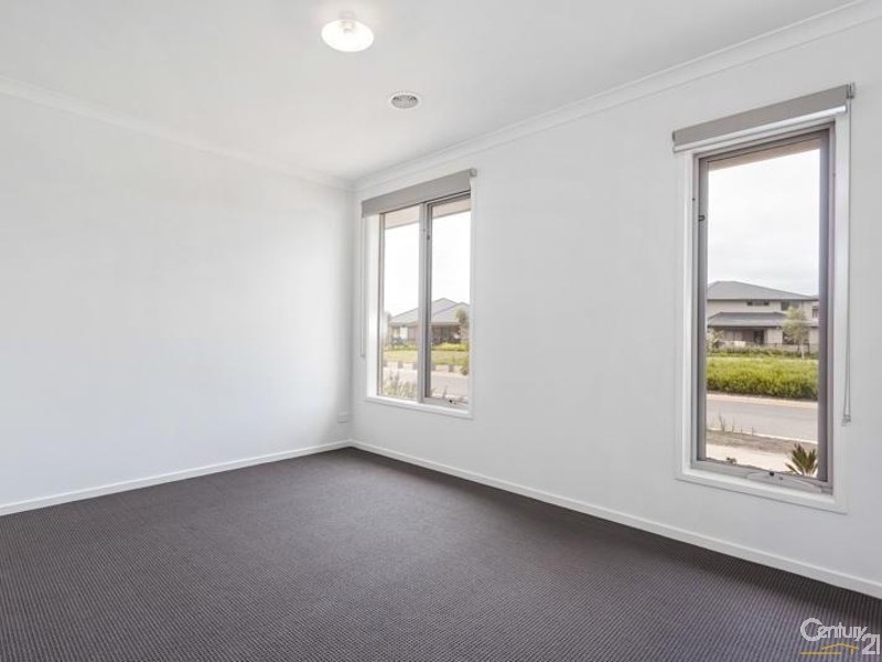 16 OYSTER BAY CHASE, Sanctuary Lakes VIC 3030