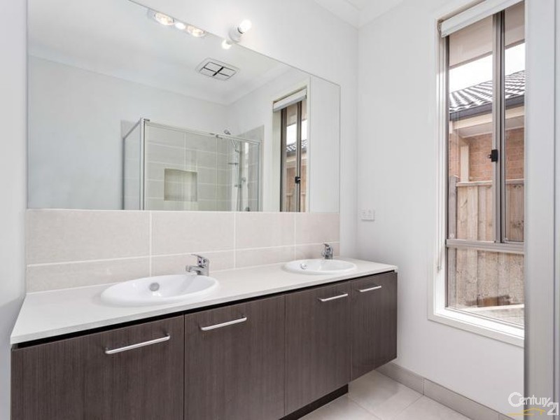 16 OYSTER BAY CHASE, Sanctuary Lakes VIC 3030