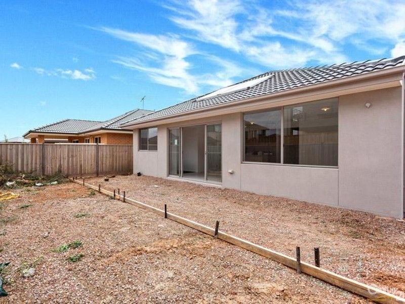 16 OYSTER BAY CHASE, Sanctuary Lakes VIC 3030