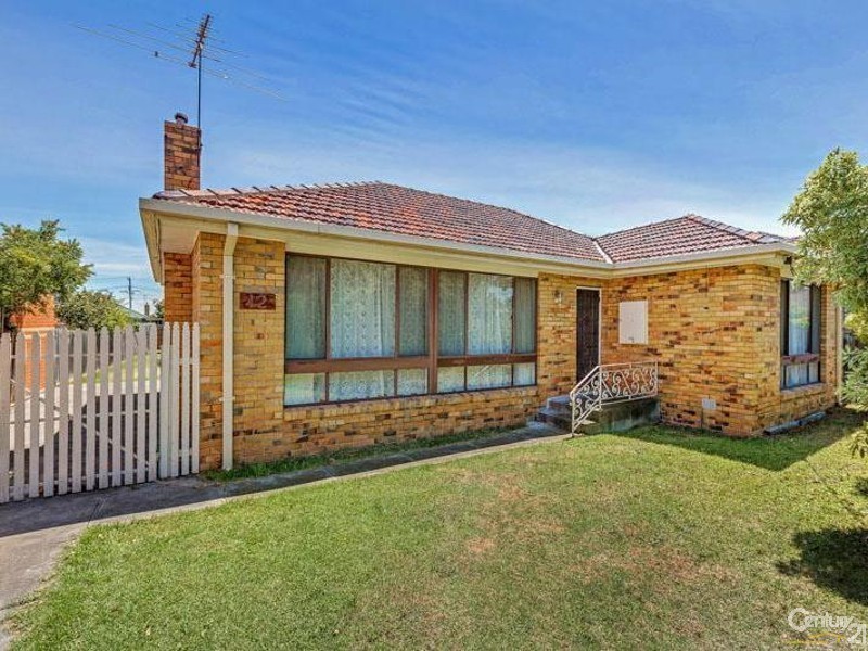 12 STAPLEY CRESCENT, Altona North VIC 3025