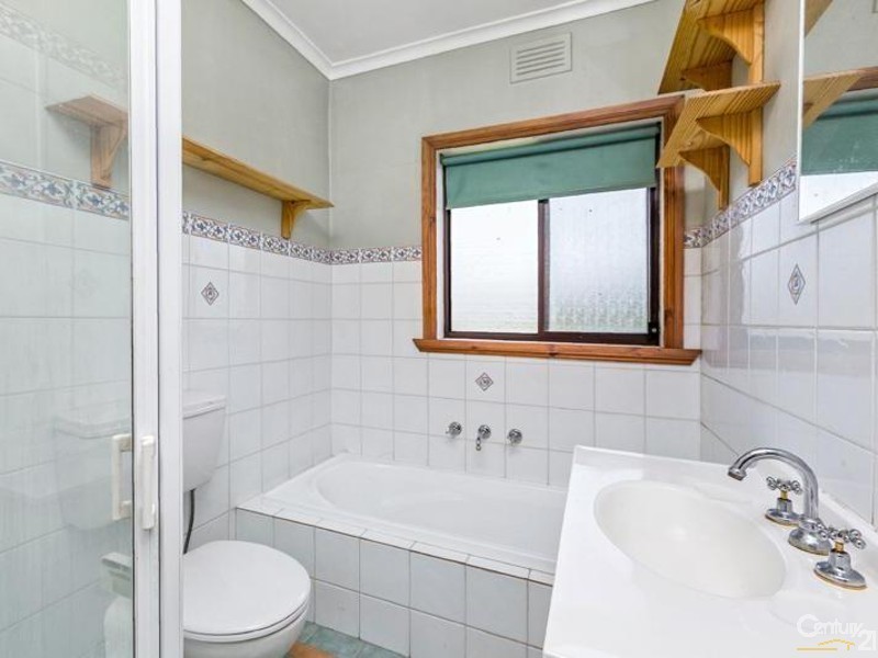 12 STAPLEY CRESCENT, Altona North VIC 3025