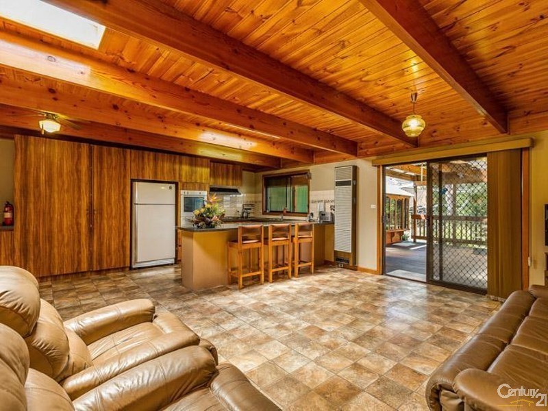 8 LEONARD AVENUE, Glenroy VIC 3046