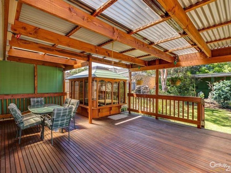 8 LEONARD AVENUE, Glenroy VIC 3046