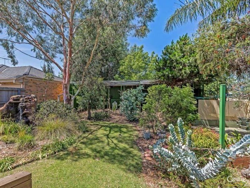 8 LEONARD AVENUE, Glenroy VIC 3046