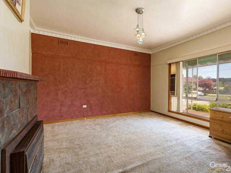 8 LEONARD AVENUE, Glenroy VIC 3046