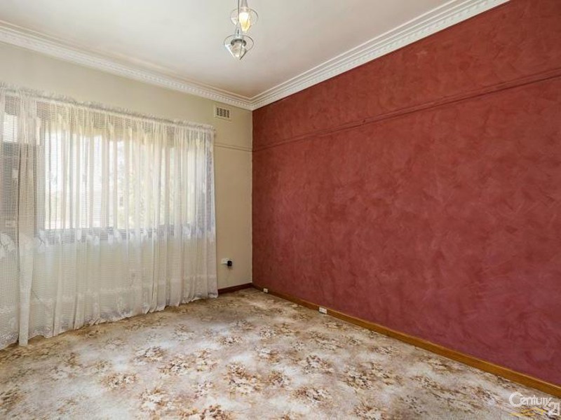 8 LEONARD AVENUE, Glenroy VIC 3046