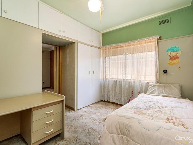 8 LEONARD AVENUE, Glenroy VIC 3046