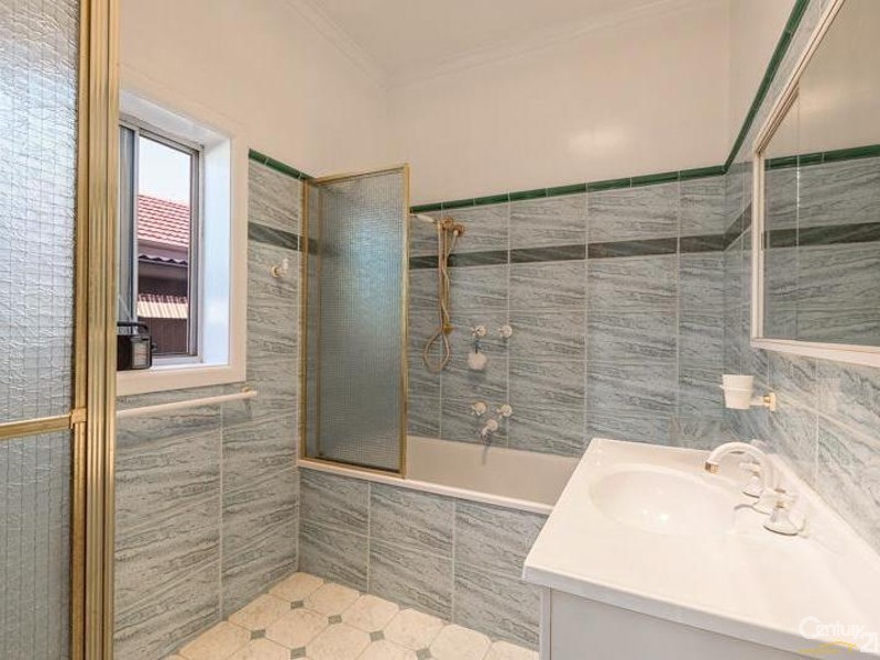 8 LEONARD AVENUE, Glenroy VIC 3046
