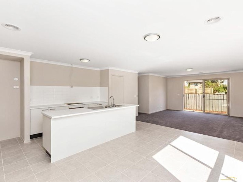 85 Fifth Avenue, Sanctuary Lakes VIC 3030