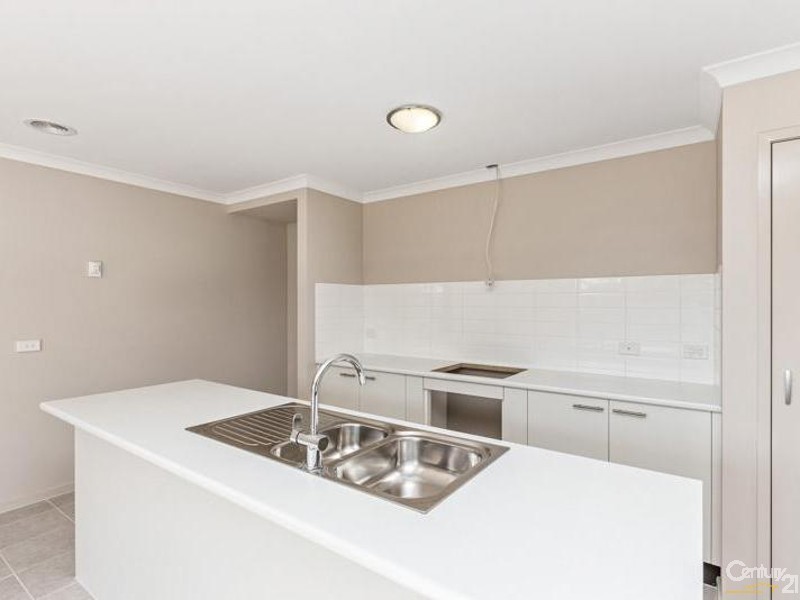 85 Fifth Avenue, Sanctuary Lakes VIC 3030