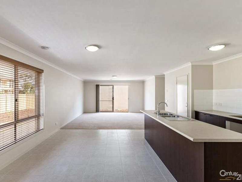 87 Fifth Avenue, Sanctuary Lakes VIC 3030