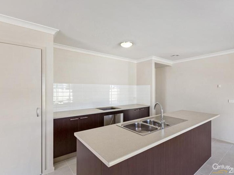 87 Fifth Avenue, Sanctuary Lakes VIC 3030