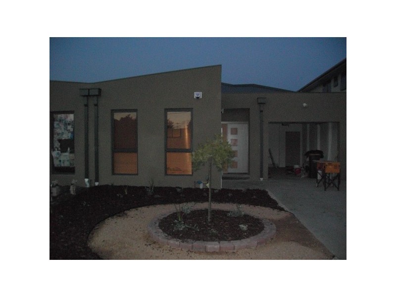 37a TRUMAN STREET, South Kingsville VIC 3015