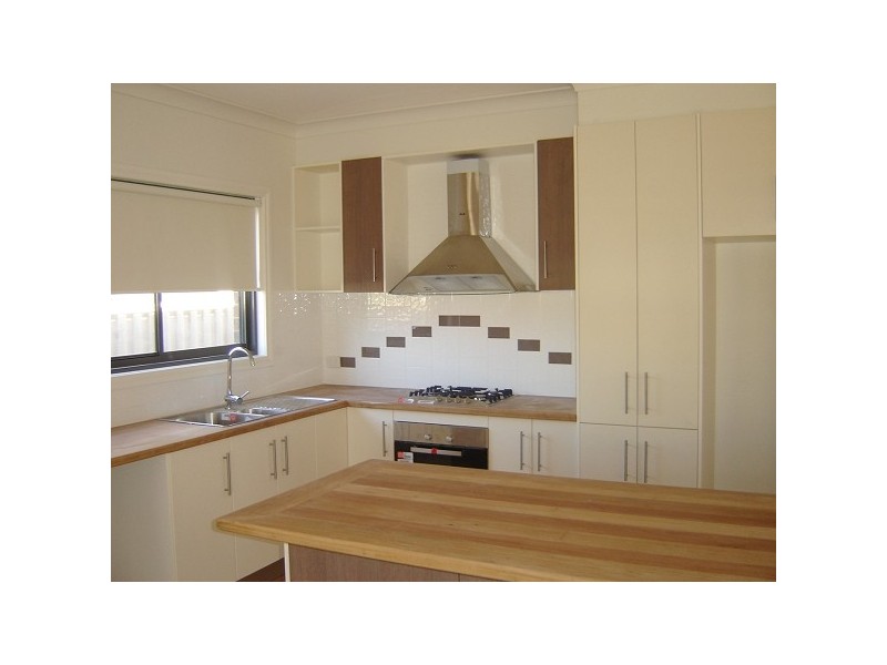 37a TRUMAN STREET, South Kingsville VIC 3015