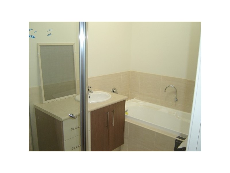 37a TRUMAN STREET, South Kingsville VIC 3015