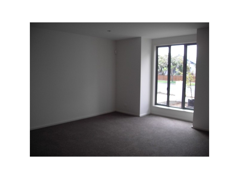 1/11 MADDOX ROAD, Newport VIC 3015