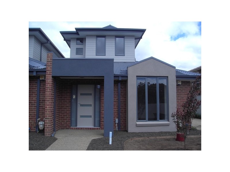 2/11 MADDOX ROAD, Newport VIC 3015