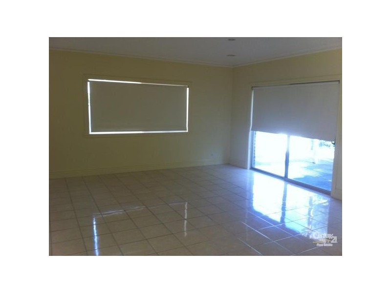 4 WYPERFELD CIRCUIT, Caroline Springs VIC 3023