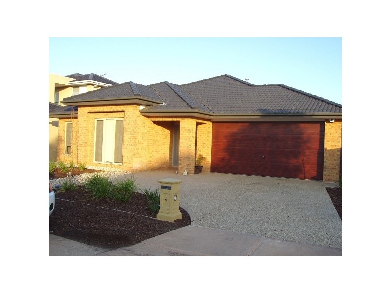 9 Staten Way, Sanctuary Lakes VIC 3030