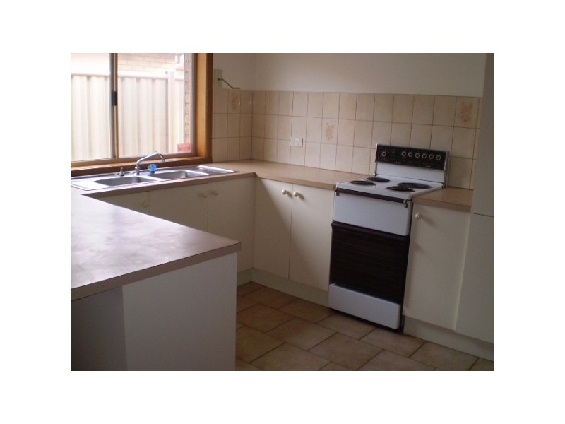 2/52 POWLETT STREET, Altona Meadows VIC 3028