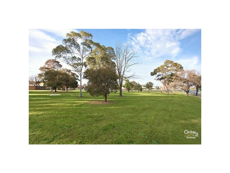 2/108 ROBERTS STREET, West Footscray VIC 3012