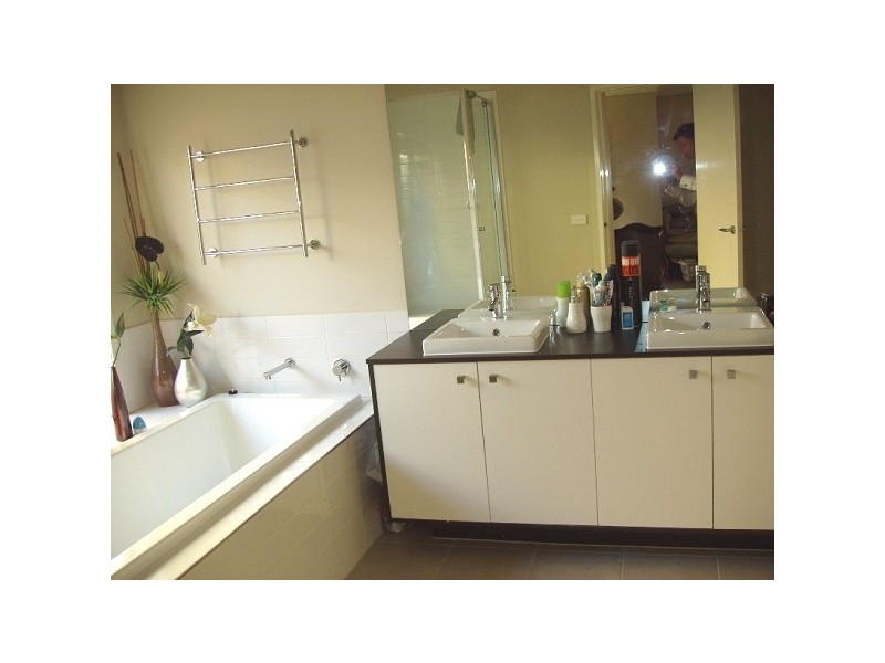 9 Staten Way, Sanctuary Lakes VIC 3030
