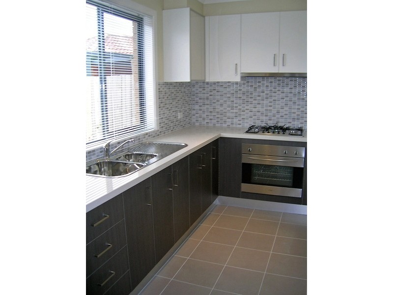 2/39 BRACKEN GROVE, Altona VIC 3018