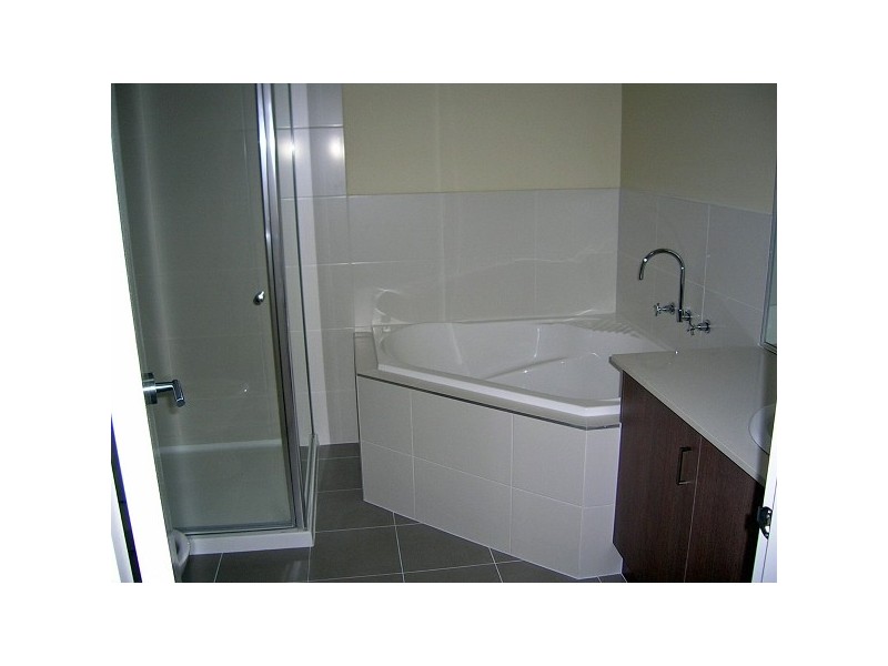 2/39 BRACKEN GROVE, Altona VIC 3018