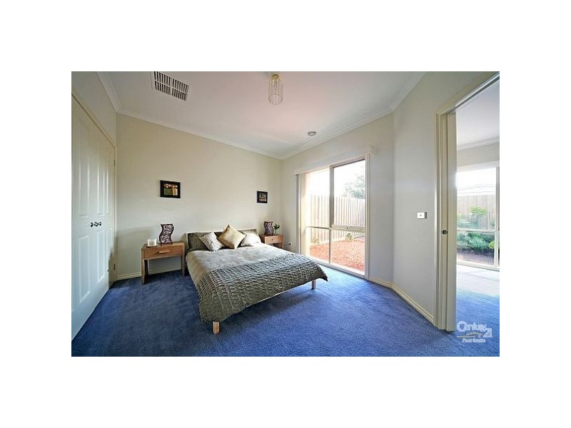 2/17 Eleebana Avenue, Hughesdale VIC 3166