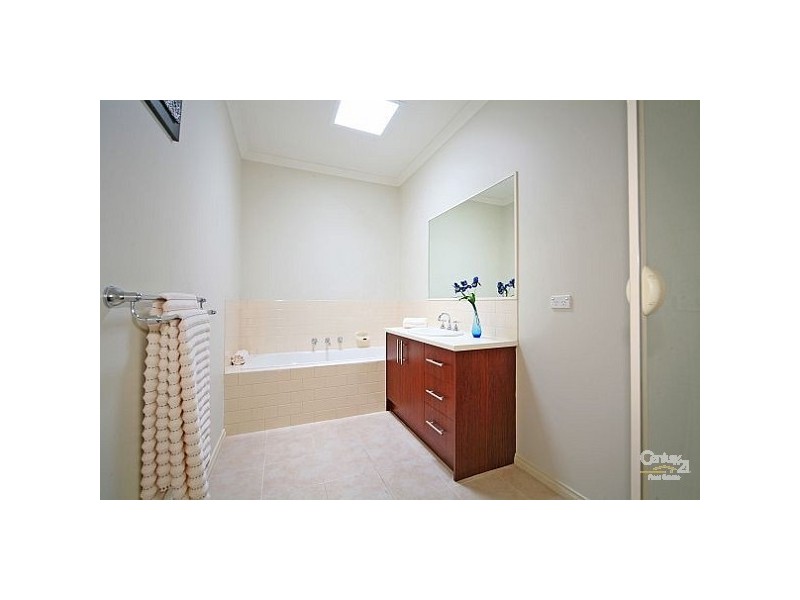 2/17 Eleebana Avenue, Hughesdale VIC 3166