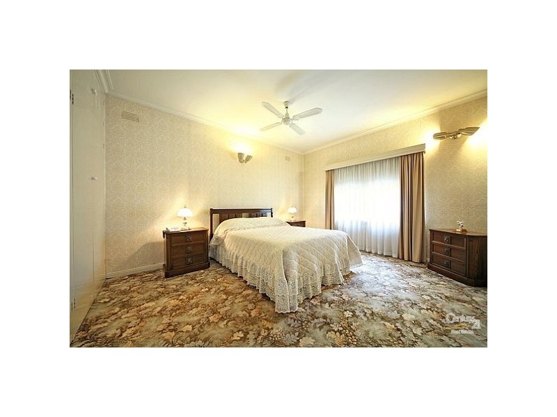 8 Howard Avenue, Ormond VIC 3204