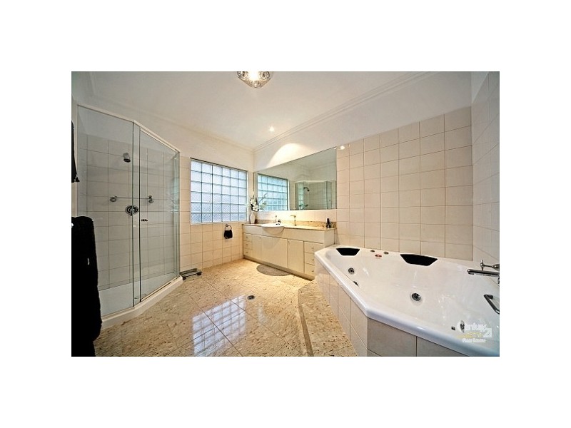 17 Shanahan Crescent, Mckinnon VIC 3204