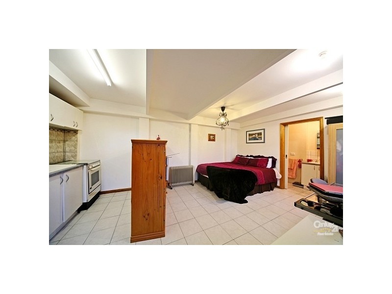 17 Shanahan Crescent, Mckinnon VIC 3204