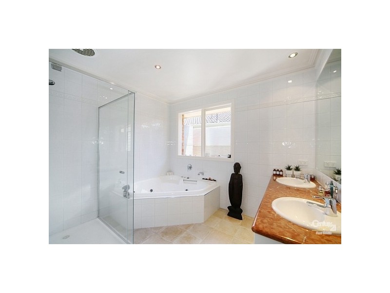 17 Pasadena Crescent, Bentleigh East VIC 3165