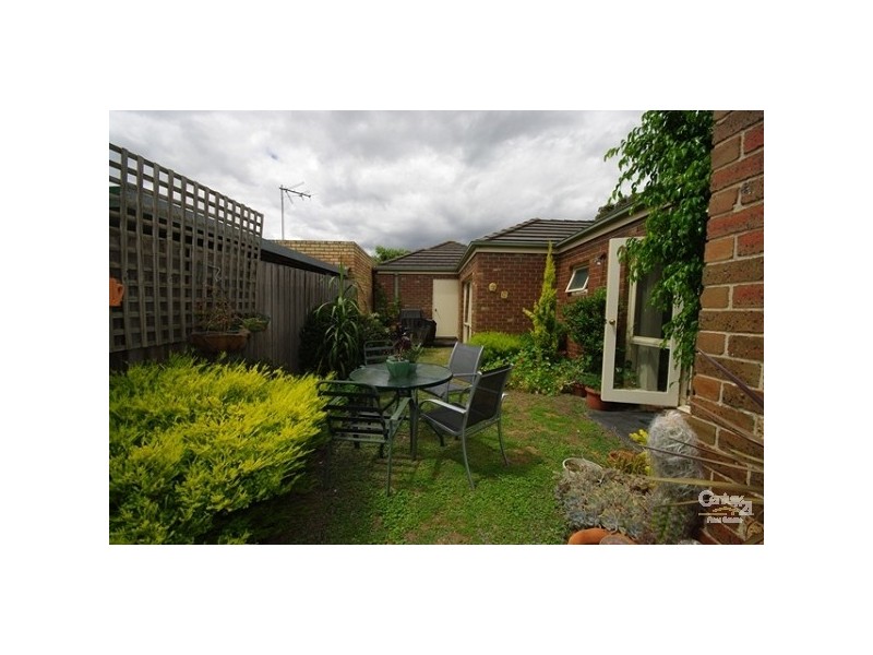 2/4 Katoomba Street, Hampton East VIC 3188