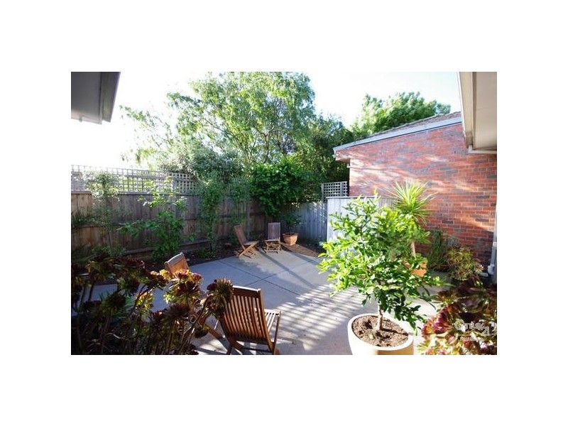 2/77 Lillimur Road, Ormond VIC 3204