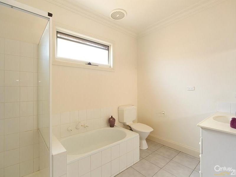 2/34 Hall Street, Mckinnon VIC 3204