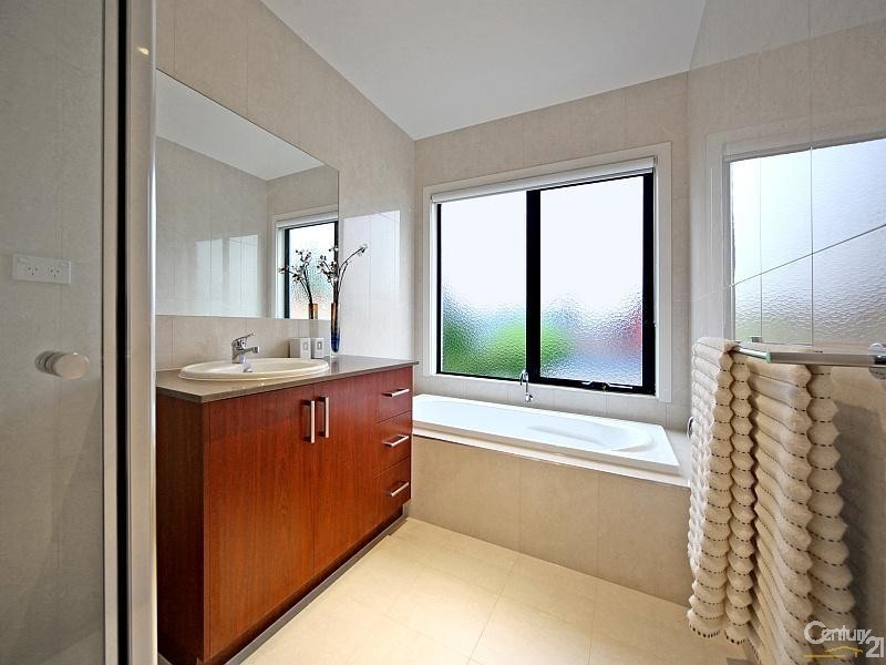 2/1 Prince Edward Avenue, Mckinnon VIC 3204