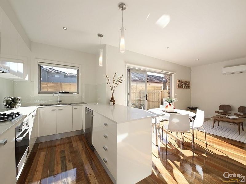 33 Graham Avenue, Mckinnon VIC 3204