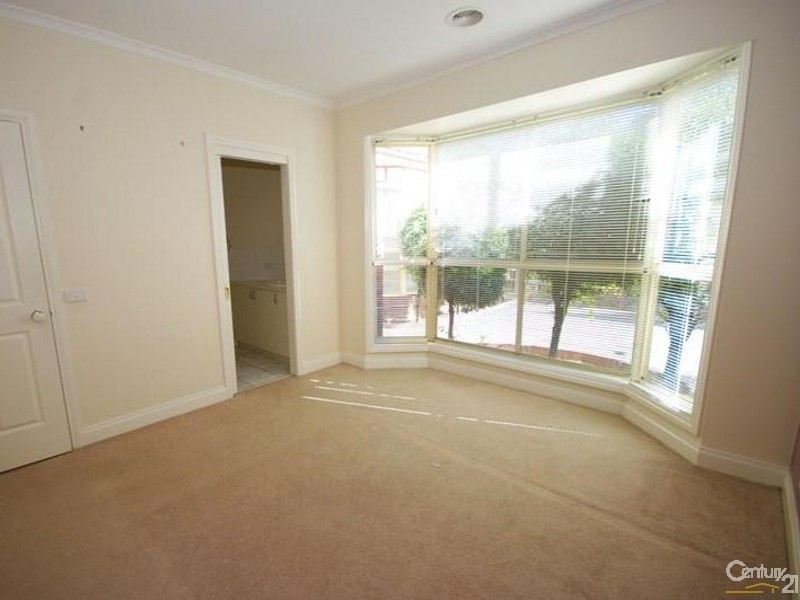 2/8 Ward Avenue, Oakleigh South VIC 3167