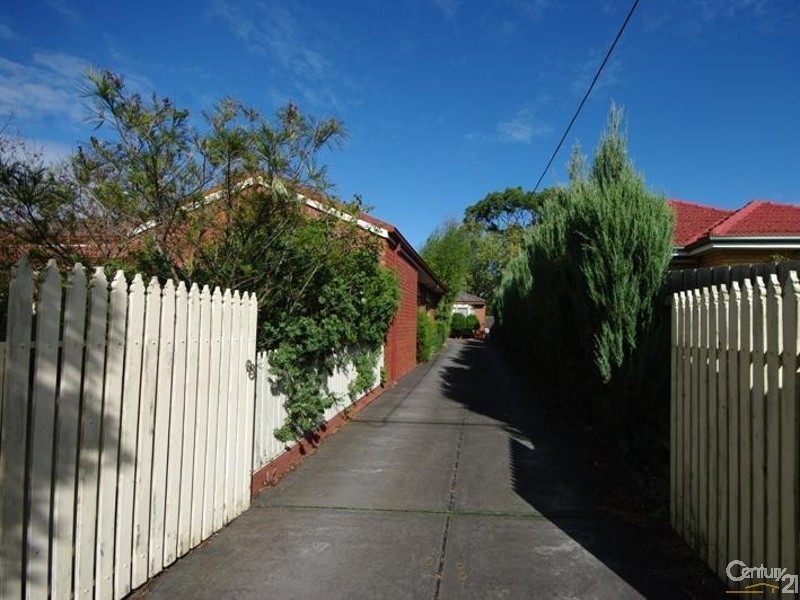 2/8 Ward Avenue, Oakleigh South VIC 3167