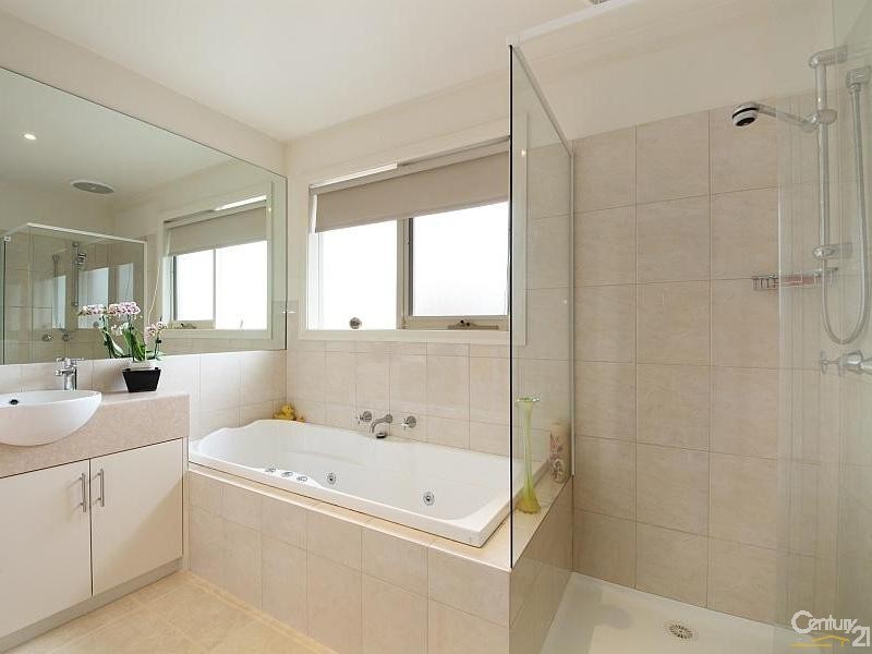 24 Lancaster Street, Bentleigh East VIC 3165